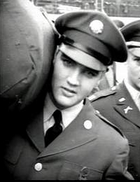 Elvis Preslay part faire son service militaire en Allemagne en 1958